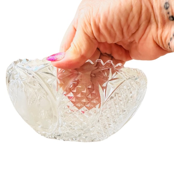 Beautiful vintage pressed glass bowl with sawtooth edge and beautiful patters - Picture 4 of 6